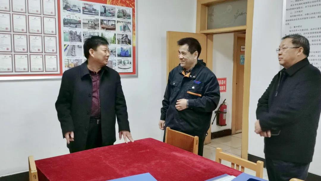 新鄉(xiāng)市總工會(huì)副主席王世良(左一)、輝縣市總工會(huì)主席李樹林(右一)指導(dǎo)工作