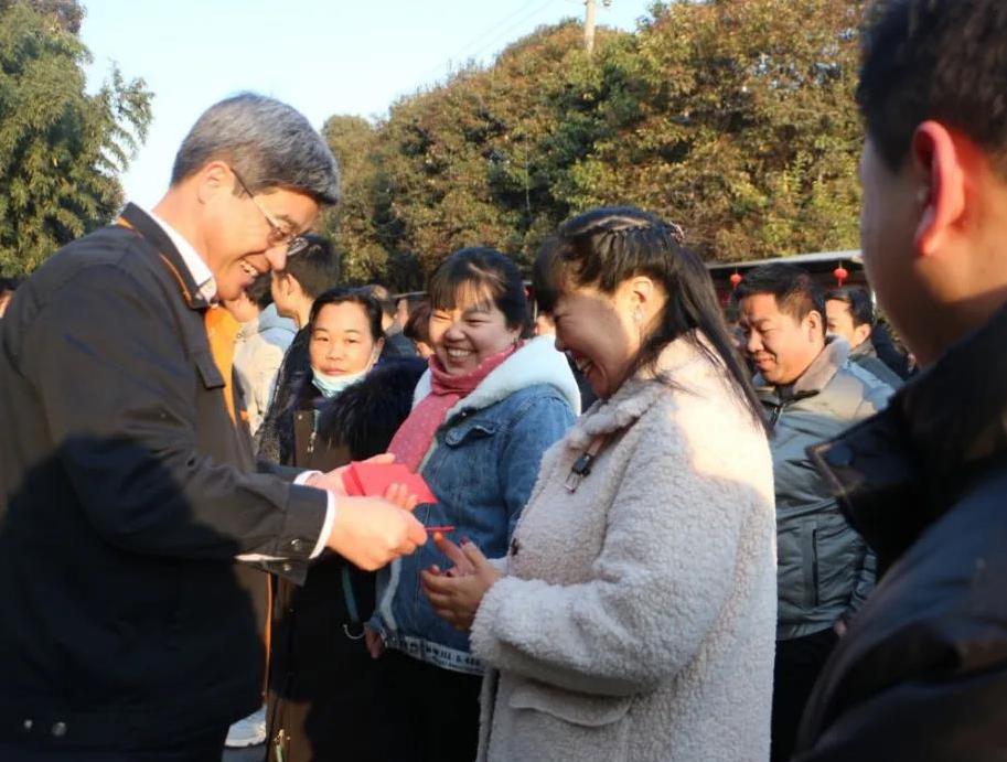 新鄉(xiāng)長城機(jī)械領(lǐng)導(dǎo)為員工發(fā)開工紅包 新鄉(xiāng)長城機(jī)械領(lǐng)導(dǎo)為員工發(fā)開工紅包