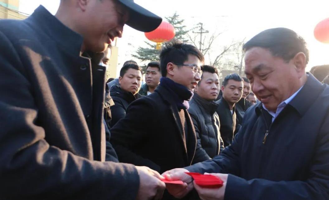 新鄉(xiāng)長城機(jī)械領(lǐng)導(dǎo)為員工發(fā)開工紅包 新鄉(xiāng)長城機(jī)械領(lǐng)導(dǎo)為員工發(fā)開工紅包