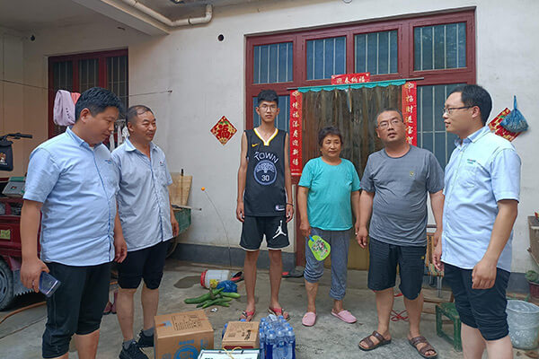 新鄉(xiāng)長城給受災(zāi)員工送物資 新鄉(xiāng)長城給受災(zāi)員工送物資