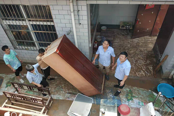 新鄉(xiāng)長城給受災(zāi)員工送物資 新鄉(xiāng)長城給受災(zāi)員工送物資