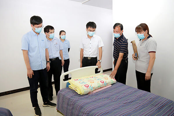 新鄉(xiāng)長城員工向孟莊鎮(zhèn)敬老院捐款 新鄉(xiāng)長城員工向孟莊鎮(zhèn)敬老院捐款