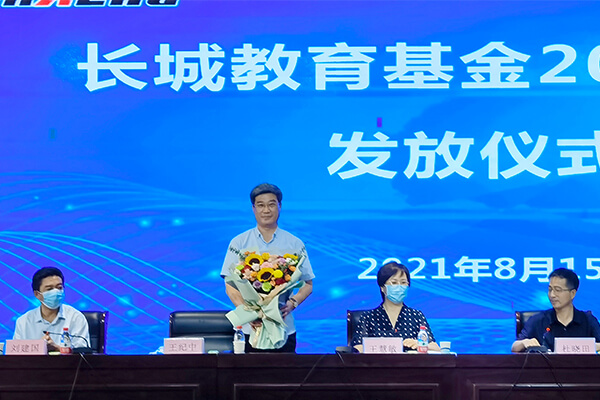 董事長和王慧敏書記分別為獲獎師生頒獎