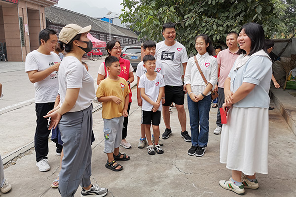 新鄉(xiāng)長(zhǎng)城集團(tuán)愛(ài)心家庭攜手輝縣義工“愛(ài)心助學(xué)，點(diǎn)亮希望”