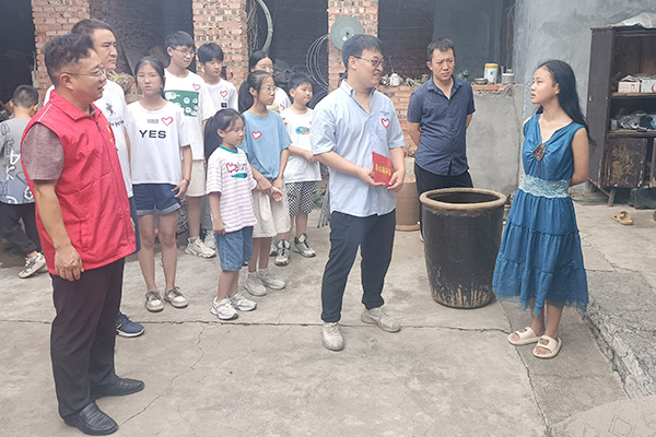 新鄉(xiāng)長(zhǎng)城集團(tuán)愛(ài)心家庭攜手輝縣義工“愛(ài)心助學(xué)，點(diǎn)亮希望”