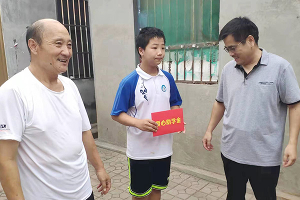 新鄉(xiāng)長(zhǎng)城集團(tuán)愛(ài)心家庭攜手輝縣義工“愛(ài)心助學(xué)，點(diǎn)亮希望”