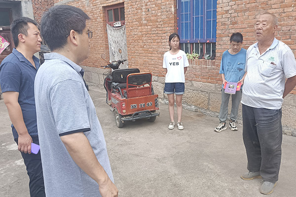 新鄉(xiāng)長(zhǎng)城集團(tuán)愛(ài)心家庭攜手輝縣義工“愛(ài)心助學(xué)，點(diǎn)亮希望”